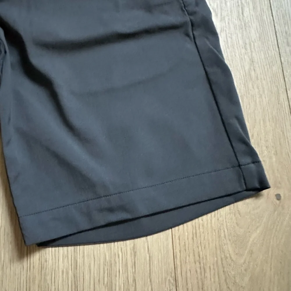 Theory Grey Ascend Tech Shorts Size 30 - Picture 5 of 8